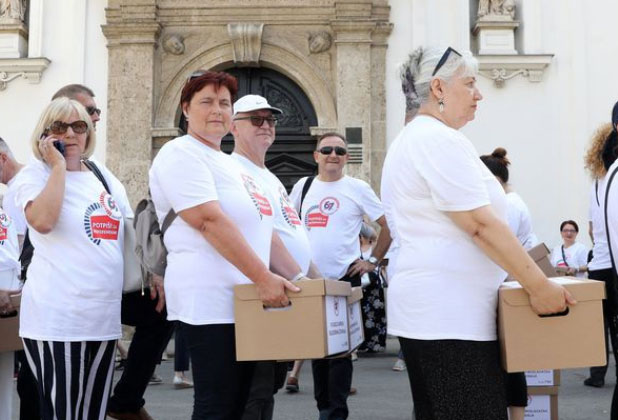 Predane kutije s potpisima, slijedi provjera